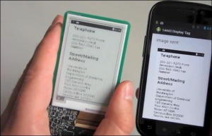 Il Display E-ink mostra quanto comunicato dal telefono, senza bisogno di batterie